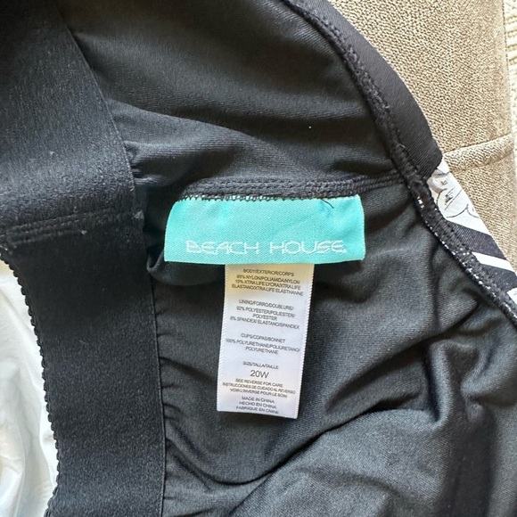 Beach House Black and White Floral Tank Top - Picture 2 of 8